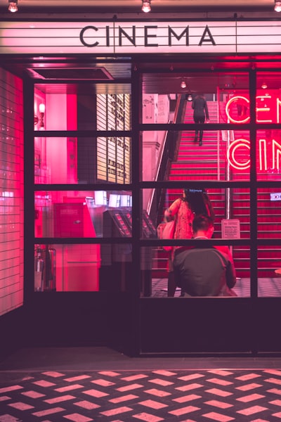 热门电影《星际穿越》巨幕海报，展示宇宙飞船与星空