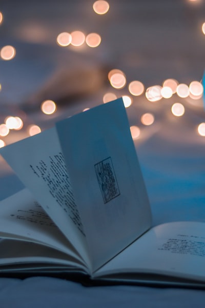 《人生大事》电影海报，朱一龙饰演的殡葬师