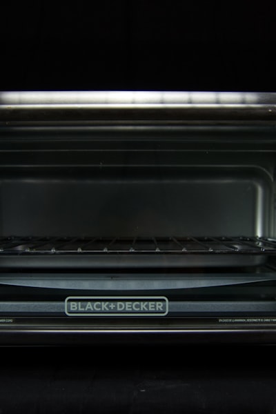 《间谍过家家》动漫海报，一家三口搞笑温馨场景